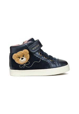 Zapatos de caña alta azul marino con materiales de cuero y ante, que presentan un diseño de oso de peluche en el lateral y suela de goma blanca. Cinta de velcro y cordones.