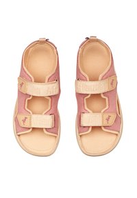 Różowe i beżowe sandały dla dzieci, wykonane z miękkiego materiału, z dwoma zapięciami na rzepy i wyciętym wzorem. Lekko teksturowana wkładka.