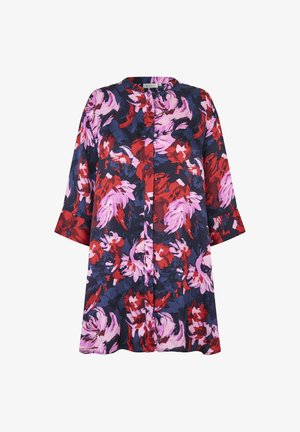 Camicia floreale in tonalità navy, rosso e rosa con design senza colletto e maniche a tre quarti. Presenta una chiusura a bottoni sul davanti e una silhouette fluida.