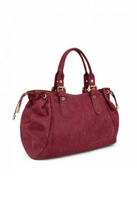 Sac à main synthétique rouge avec une finition texturée. Il comporte deux poignées courtes et des accents de quincaillerie dorée. Fermeture à cordon avec côtés froncés.