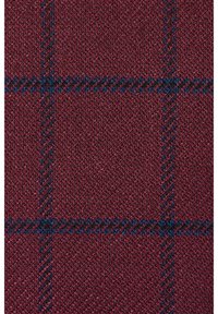 Tkanina wełniana w kolorze burgundowym w wzór w kratkę, z ciemnoniebieskimi liniami dla kontrastu. Tekstura wydaje się tkana i miękka.
