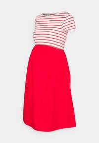 Gravidklänning med en randig vit och röd överdel samt en enfärgad röd kjol. Korta ärmar och en samlad midja för en bekväm passform.