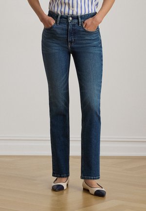 Tume sinised teksapüksid sirge lõikega, kõrge vöökohaga ja eesotstes taskutega. Kangas on kerge pleekimisega, mis lisab tekstuuri ja detaile.