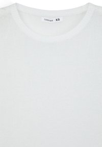 Maglione bianco lavorato a maglia, scollatura rotonda, texture leggera, dettagli a coste sul collo, etichetta del brand con la scritta "Terranova XS."