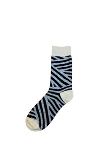 Sorte og lyseblå bomuldsstrømper med zebrastribemønster, med en ensfarvet lyseblå rib og tæer. Standard sokform.