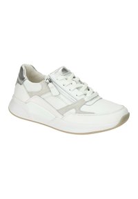 Baskets blanches en cuir avec accents argentés, lacets à l'avant, fermeture éclair latérale et semelle texturée conçues pour un usage décontracté.
