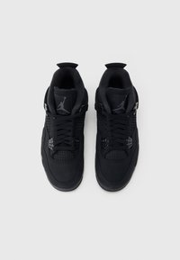 Mustade Air Jordani tossude paar, millel on paelad, võrgust detailid ja Jumpmani logo keeledel, nähtud ülalt valgel taustal.