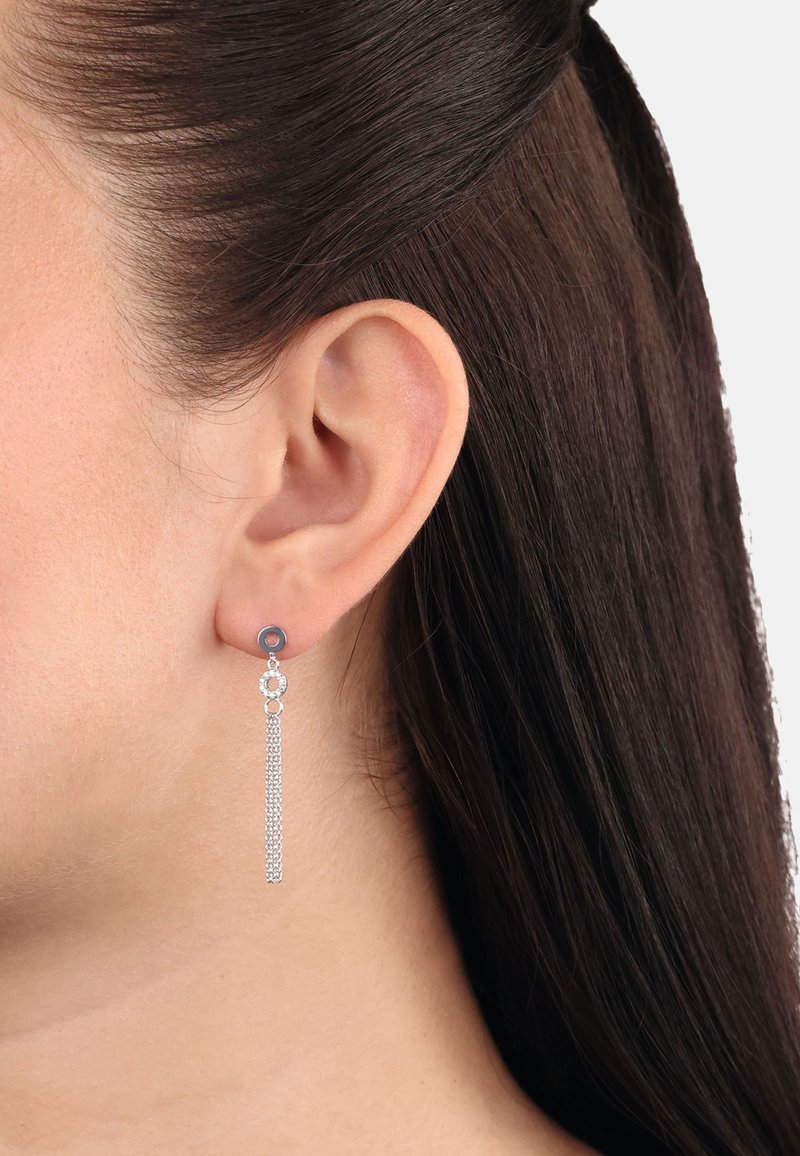 Los pendientes colgantes de plata presentan un stud redondo con un fleco de cadena debajo, acentuado por eslabones circulares y un acabado texturizado.