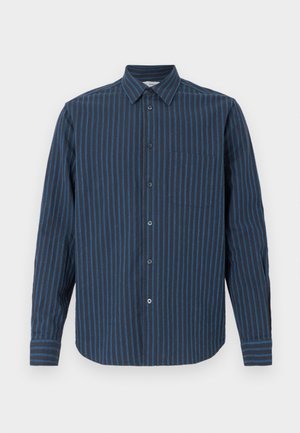 Camisa de botão de manga longa com riscas verticais em azul escuro e claro, colarinho pontiagudo, bolso no peito e punhos abotoados.