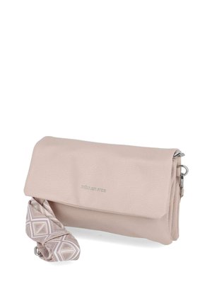 Weiche rosa Lederclutch mit Umschlagklappe und abnehmbarem Stoffriemen mit geometrischem Muster auf weißem Hintergrund.