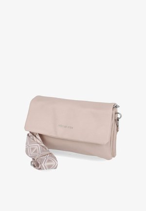 Zachte roze leren clutch met overslagklep en afneembare stoffen riem met geometrisch patroon op witte achtergrond.