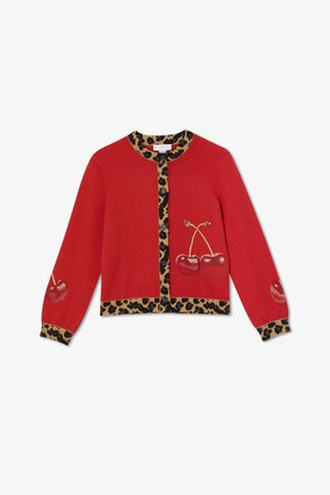 Cardigan rouge avec des accents en imprimé léopard, comportant des cerises brodées sur le devant et les manches. Fabriqué à partir d'un tissu doux, fermeture à bouton.