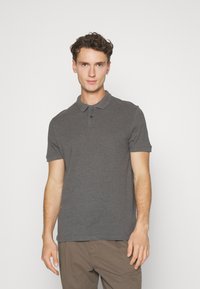 Donkergrijze poloshirt met een klassieke kraag, een twee-knopen sluiting en korte mouwen. Gemaakt van zacht katoen met een gladde textuur.