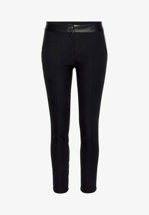 Schwarze Hose mit schlankem Schnitt, ausgestattet mit einem glänzenden schwarzen Bund, zwei vorderen Knöpfen und vertikalen Nahtdetails für ein maßgeschneidertes Erscheinungsbild.