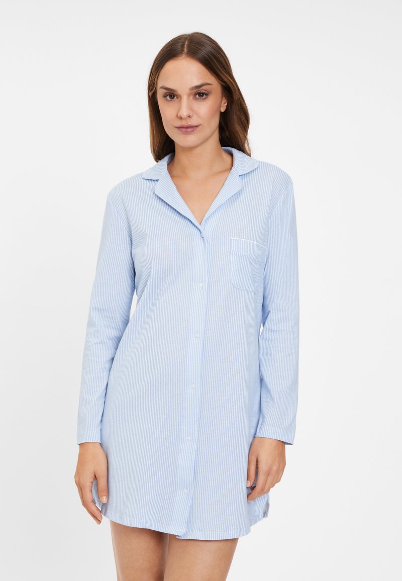 Hellblau gestreiftes Nachthemd mit langen Ärmeln, Knopfleiste, Kragen und einer Brusttasche. Der Stoff sieht glatt und leicht aus.