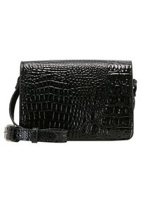 Borsa a tracolla nera con motivo coccodrillo e finitura lucida, con tracolla regolabile e forma rettangolare. Presenta un dettaglio di superficie testurizzata.