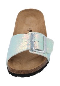 Sandalo in stile Birkenstock con tomaia iridescente blu, fibbia argentata e soletta texturizzata color tan, dotato di suola in sughero e gomma.