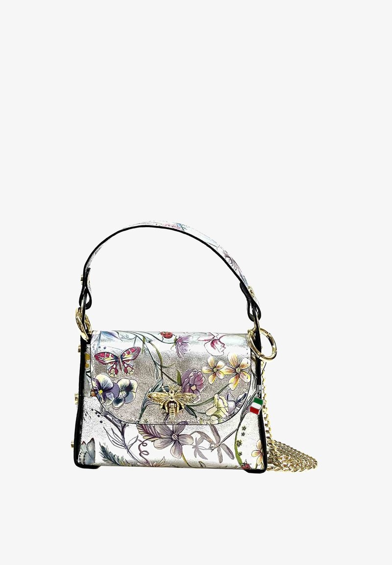 Sac à main en cuir argenté imprimé floral avec une bordure noire, quincaillerie dorée en forme d'abeille et une bandoulière en chaîne, mettant en avant des motifs de papillons et de fleurs.