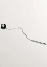 Cadena de plata con un colgante rectangular de esmalte negro que presenta una piedra preciosa transparente en el centro, extendiéndose hasta una barra metálica delgada.