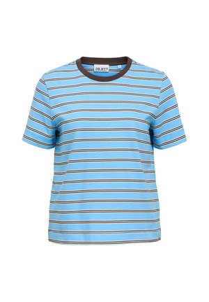 T-shirt bleu clair à manches courtes avec fines rayures horizontales blanches et marron, et un col rond marron foncé.