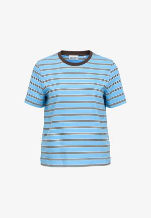 T-shirt bleu clair à manches courtes avec fines rayures horizontales blanches et marron, et un col rond marron foncé.