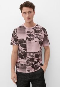 s.Oliver MIT ALLOVERPRINT - T-Shirt print - rosa