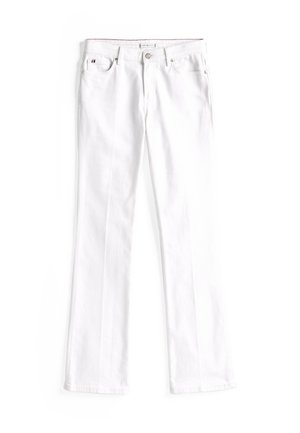 Białe dżinsy w stylu dzwonów z zamkiem i zapięciem na guzik, dwoma przednimi kieszeniami i czerwonym przeszyciem wzdłuż pasa. Gładka tekstura.