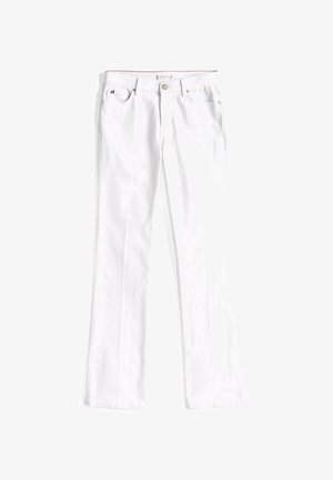 Białe dżinsy w stylu dzwonów z zamkiem i zapięciem na guzik, dwoma przednimi kieszeniami i czerwonym przeszyciem wzdłuż pasa. Gładka tekstura.