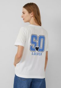 Witte katoenen t-shirt met een blauwe grafische print met de tekst "SO" en "S.OLIVER" op de rug. Korte mouwen en ronde hals.