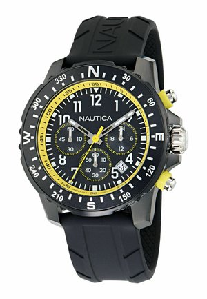 Sort Nautica-ur med gummirem, gule accenter, stor rund urskive, hvide timeindikatorer og kronograf-underinstrumenter. Dato vindue ved kl. 16.
