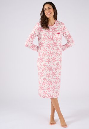 Nightgown a maniche lunghe in bianco con motivo floreale rosa, dotata di scollatura rotonda e bottoni, tessuto morbido e lunghezza a metà polpaccio.