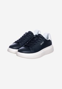 Sneakers in pelle blu navy con accenti bianchi, punta tondeggiante, regolazione con lacci sul davanti e suola in gomma bianca spessa; logo sul lato.