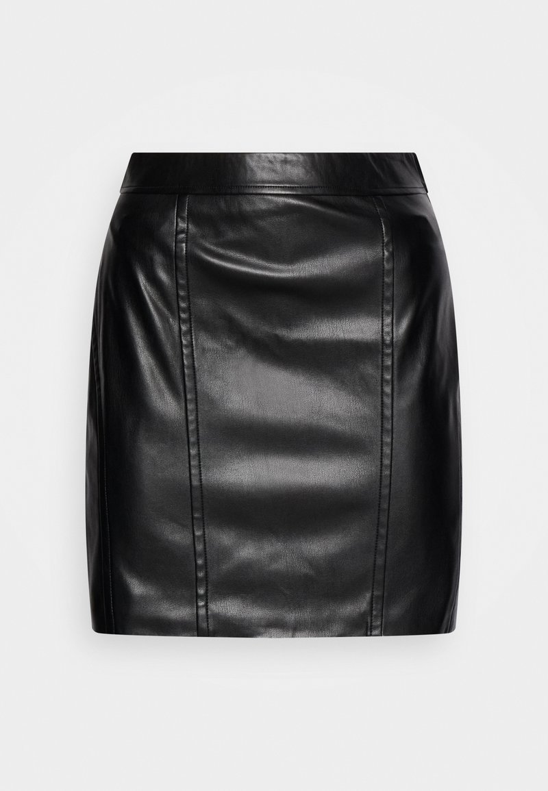 Saia mini em couro preto com uma textura suave, apresentando costuras verticais e um design justo. Cintura simples sem elementos metálicos visíveis.