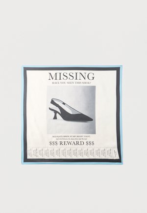 Plakat zaginionego buta marki Kate Spade w kolorze czarnym, oferujący nagrodę, z odrywaną dolną częścią zawierającą dane kontaktowe.