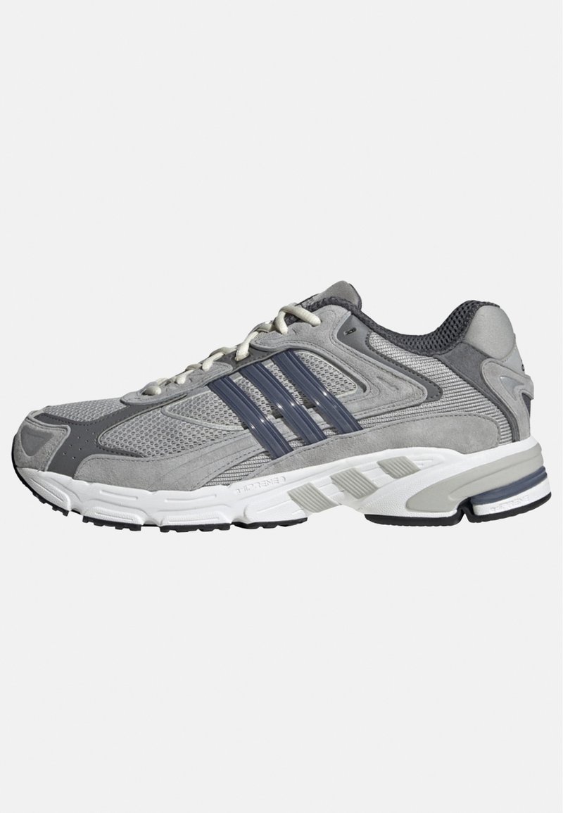Zapatilla de running gris con materiales de malla y ante, que presenta rayas azules, una entresuela blanca y una suela exterior negra texturizada para tracción.