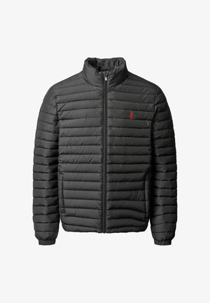 Schwarze gepolsterte Jacke mit horizontalen Nähten, hohem Kragen, Vorderreißverschluss und kleinem roten Logo auf der linken Brust. Elastische Bündchen.