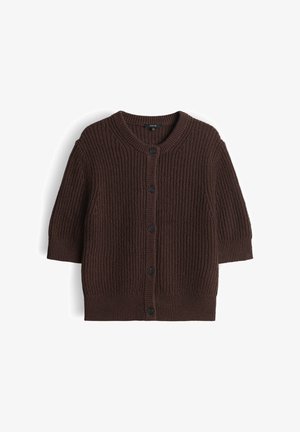 Cardigan marron foncé en tricot avec manches courtes et cinq boutons noirs sur le devant, col et ourlet côtelés.