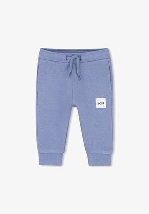 Hellblaue Jogginghose aus weichem Material mit Kordelzug am Bund, zwei Seitentaschen und einem weißen quadratischen Logoaufnäher mit der Aufschrift "BOSS".