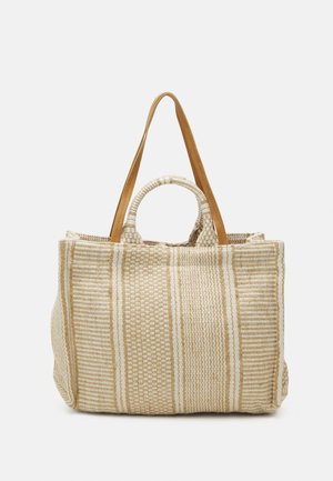 Grote beige-witte geweven draagtas met verticale strepen, voorzien van korte afgeronde handvaten en langere bruine schouderbanden.