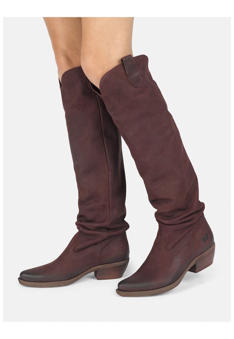 Botas de cuero marrón hasta la rodilla con un diseño arrugado, punta redonda y tacón bajo apilado; presenta un logo en el lateral.
