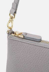 Coccinelle BEST CROSSBODY - Keresztpántos táska - light grey