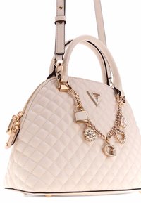 Borsa a sacco trapuntata color crema con hardware dorato, dettagli in catena e charms decorativi. Presenta manici doppi e una chiusura con zip.