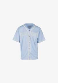 Jersey de béisbol azul claro hecho de tela suave. Presenta ribetes blancos y "KARL KANI" bordado en el pecho con letras en negrita, botones negros.