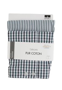 Caleçons en coton dans un pack de deux, présentant un design rayé en vert clair et foncé, avec un motif à carreaux et deux accents en bouton.