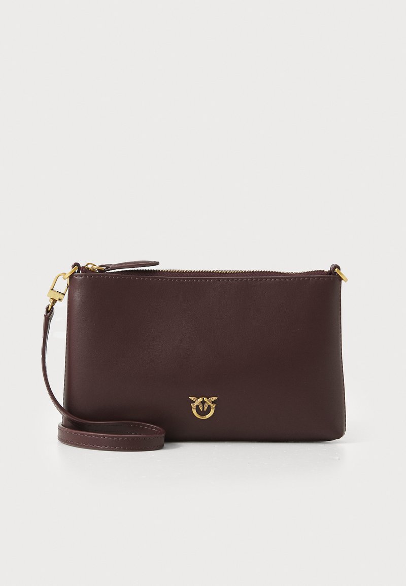Bordo kožna torba za crossbody s glatkom teksturom, zatvaranjem na zip, zlatnim detaljima i logotipom na prednjoj strani. Ima odvojivu naramenicu.