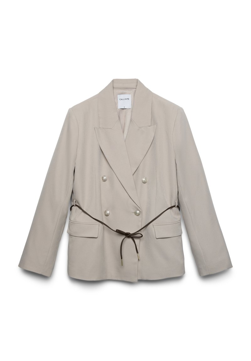 Beiger, doppelreihiger Blazer mit großen Perlenknöpfen, zwei Fronttaschen und einem braunen Bindegürtel in der Taille. Glatter Stoff und strukturierte Passform.