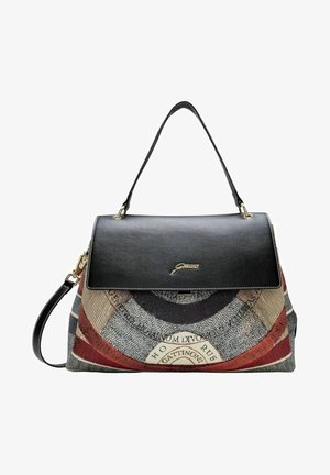 Bolso de tela con un diseño texturizado que presenta un patrón circular en rojo y negro. La parte superior es de cuero negro con un logo dorado y una correa removible.