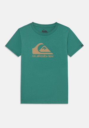 Tyrkysové bavlnené tričko s krátkymi rukávmi a výrazným béžovým logom Quiksilver. Klasický dizajn s okrúhlym výstrihom, hladká textúra a čisté línie.