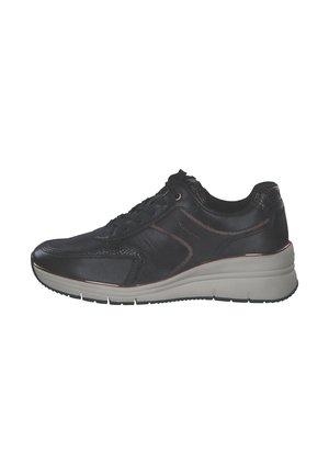 Sneaker in pelle nera con lacci, tallone testurizzato, suola bianca imbottita e dettagli di cucitura marrone discreti sui lati.