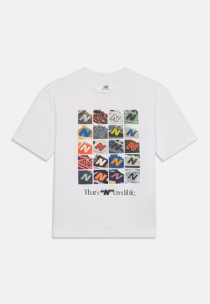 Λευκό T-shirt με ένα πλέγμα 4x5 από πολύχρωμα λογότυπα "N" παπουτσιών της New Balance και το κείμενο: Αυτό είναι "N" απίστευτο.